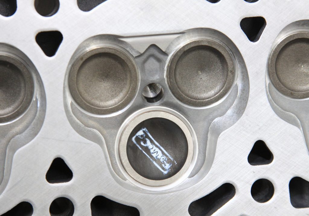 Ford 5.4L 3-Valve engine combustion chamber