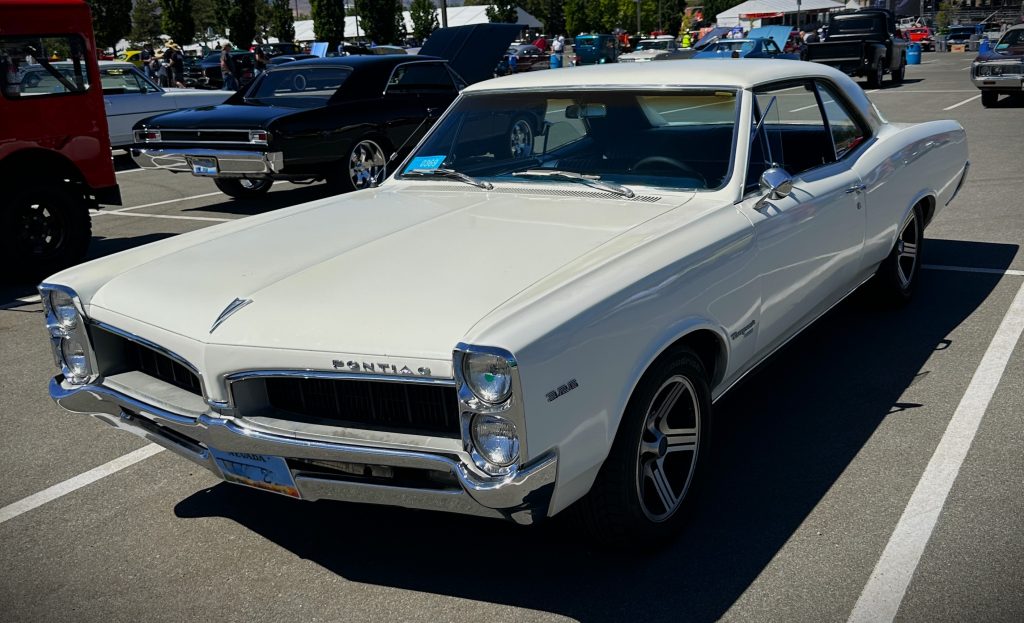 White Pontiac Tempest 326 Coupe