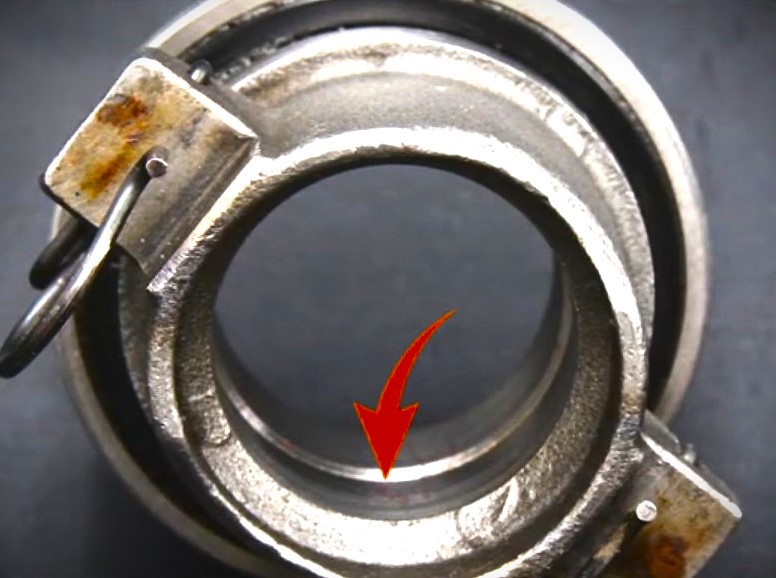 inside of a jeep clutch bearing collar