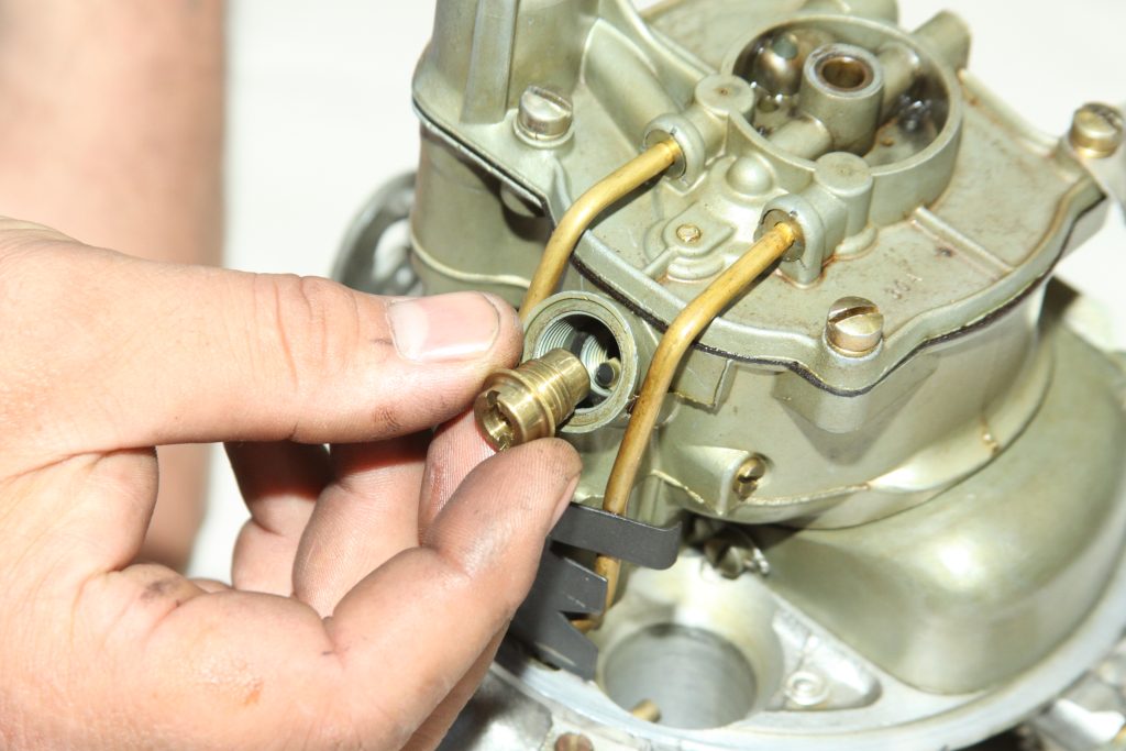 Fuel bowl inlet and fuel needle assembly in Holley 4000 Teapot carburetor