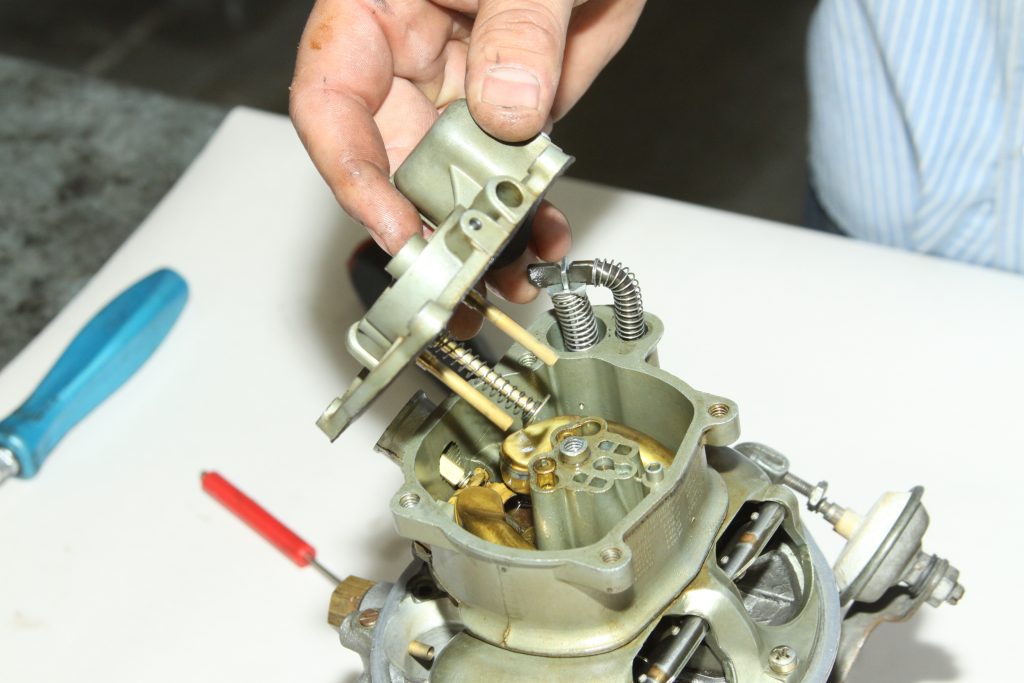 Removing fuel bowl cap on Holley 4000 Teapot carburetor