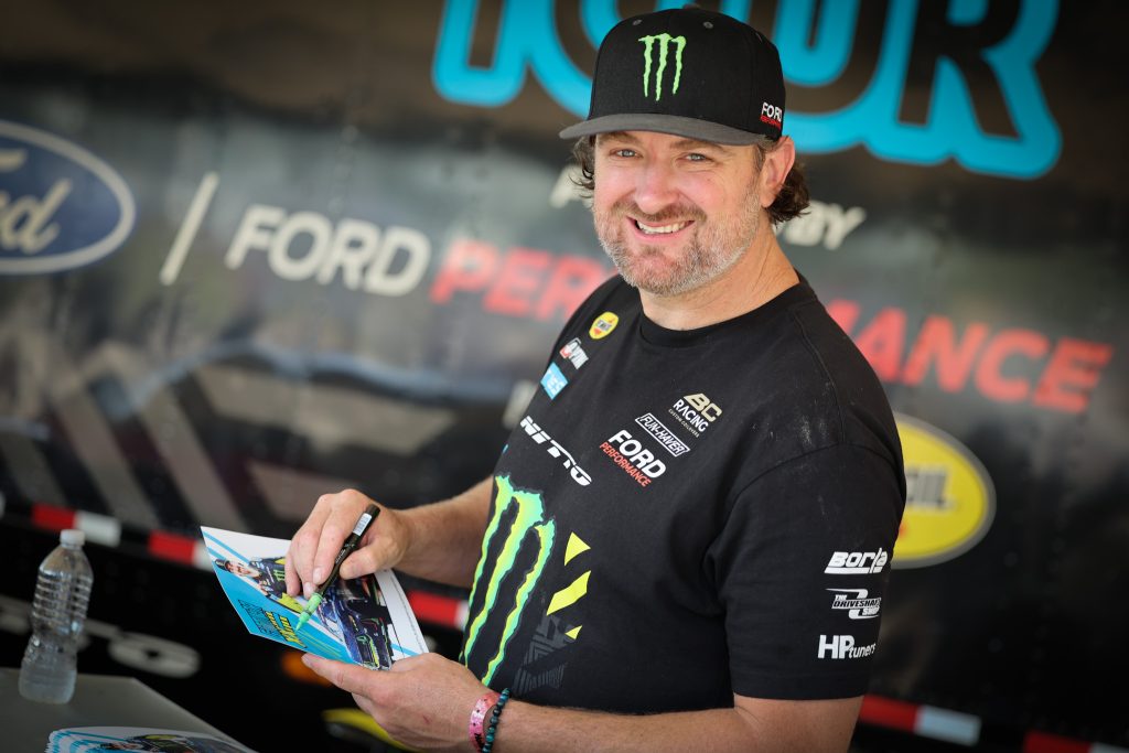 Vaughn Gitten Jr. signing autograph