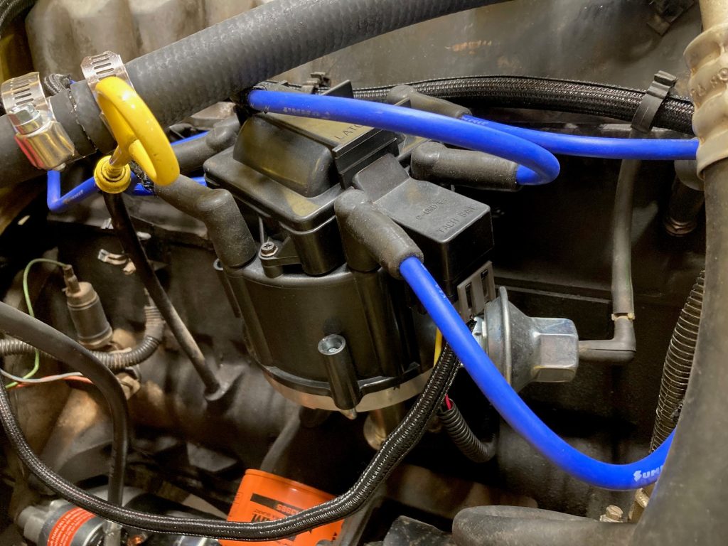 Distributor installed on a Jeep Wrangler YJ 258