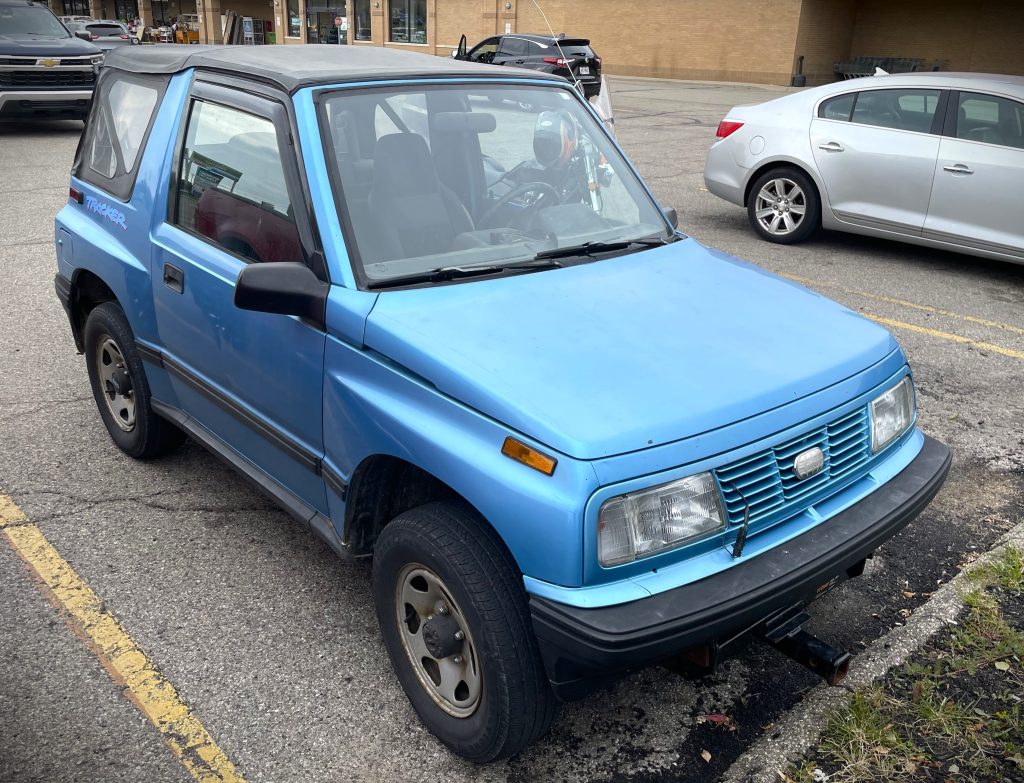 Geo Tracker, front passenger side