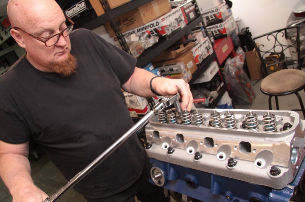 Torquing Ford Performance Parts X2 Street Cruiser cylinder head on small block Ford