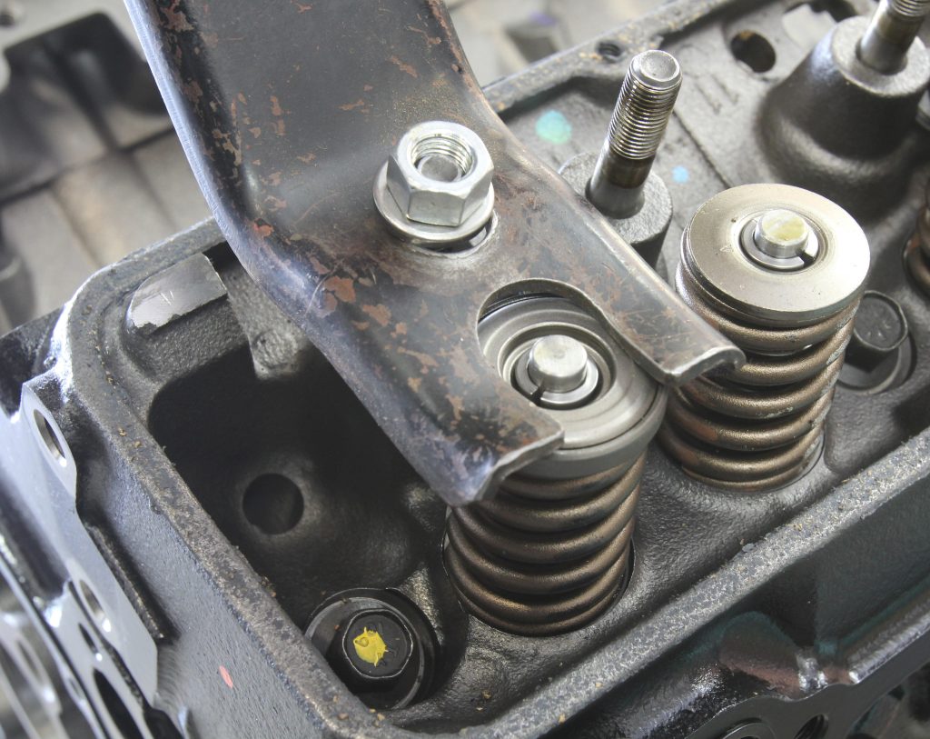 Lever-style valve spring compressor