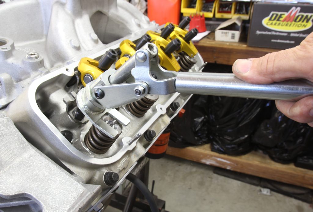 Over-center style lever valve spring compressor