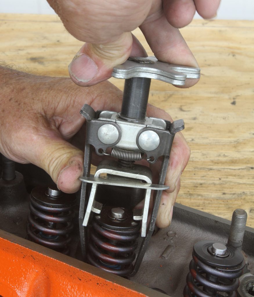 Single-spring valve spring compressor