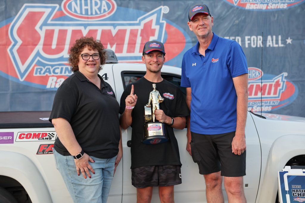 2025 Sportsman ET winner Gage Wilson with trophy
