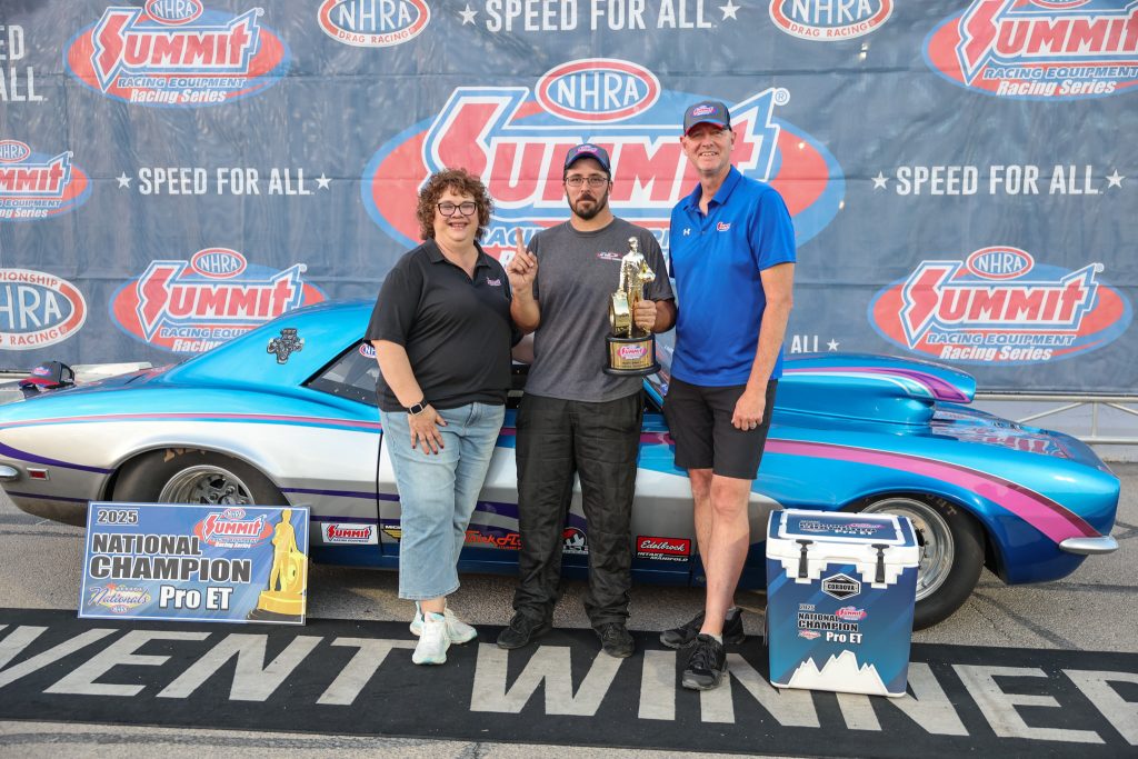 Michael Fornwalt with 2025 ET winner trophy