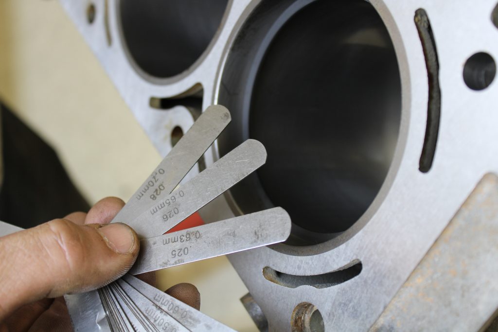 Setting piston ring gap