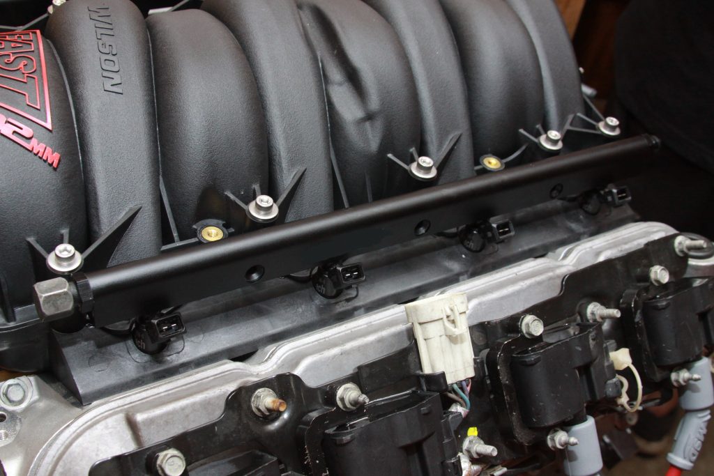 Fuel injectors and fuel rails on GM LS1