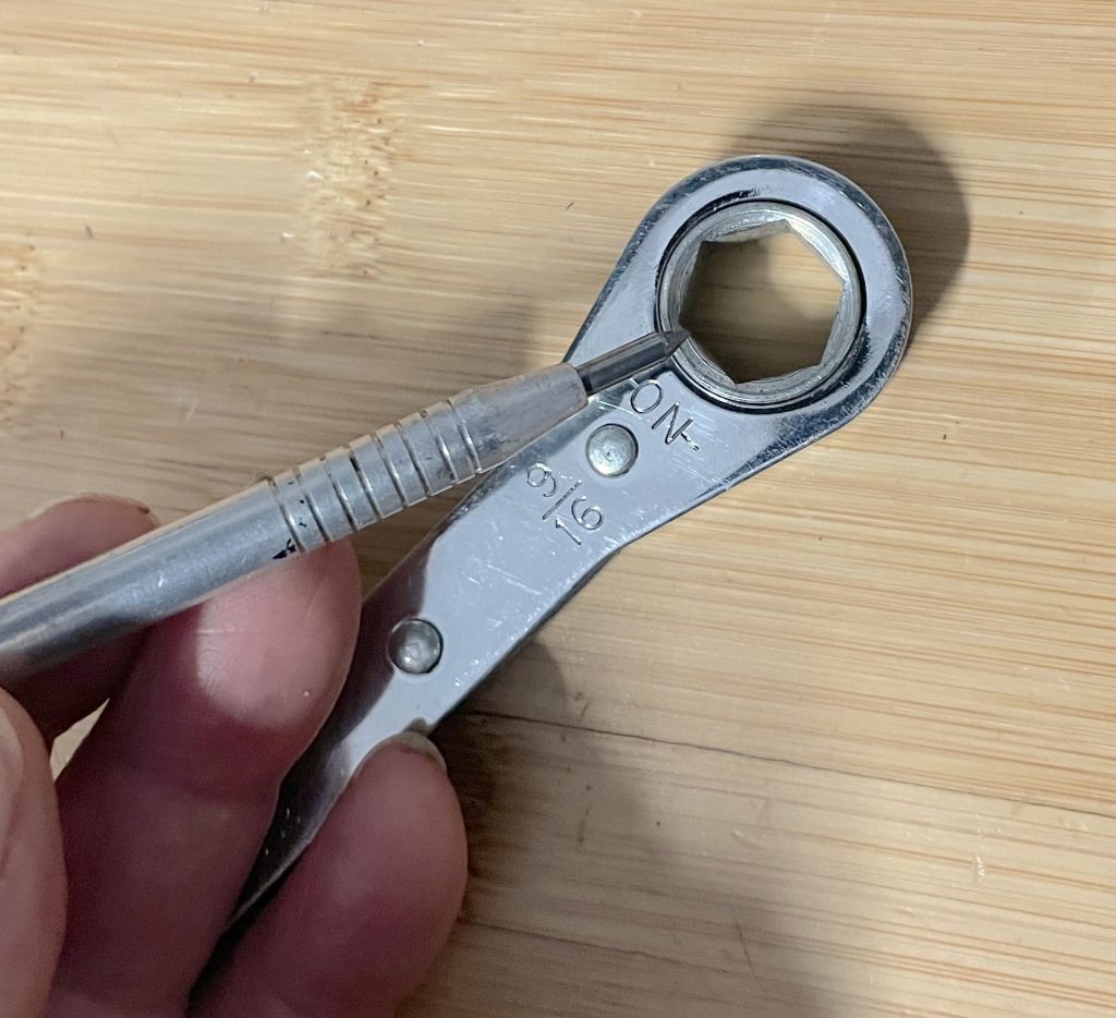Ratcheting box end wrench with six-point hex head