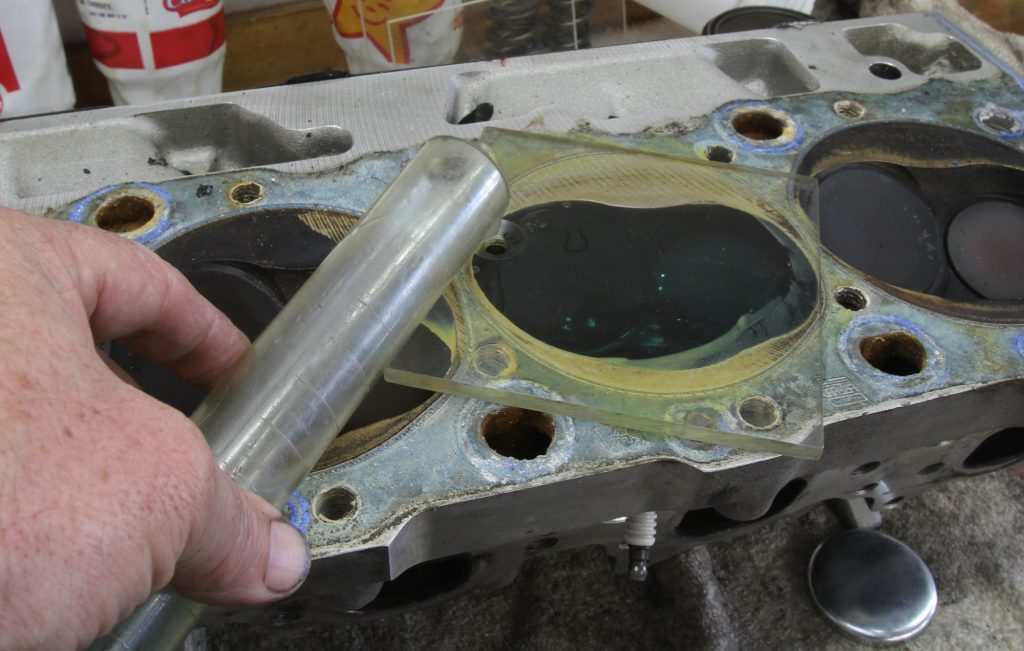 Measuring combustion chamber volume