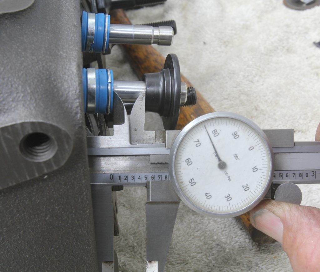 Measuring valve seal to valve spring retainer clearance