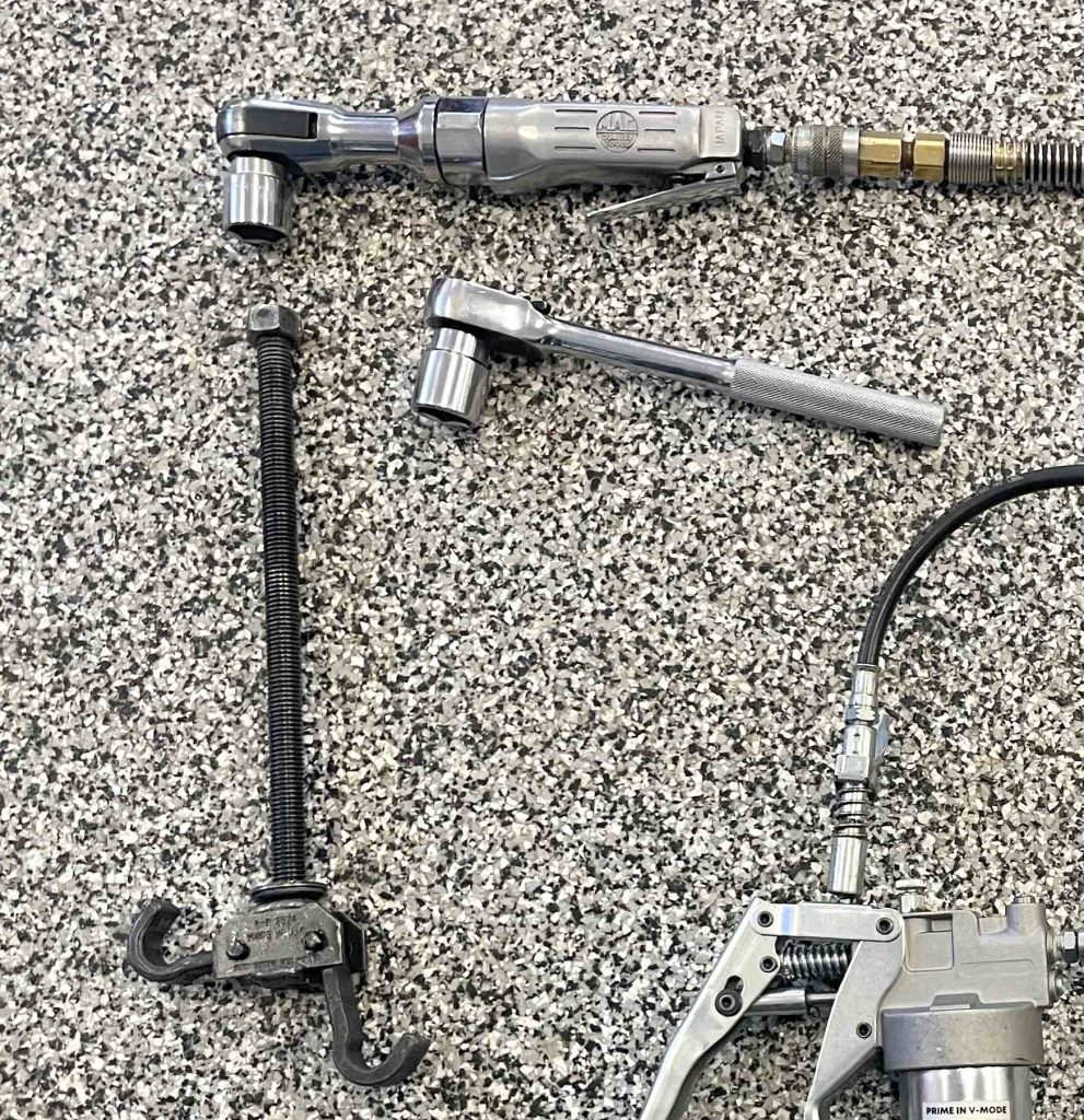 Coil spring compressor tool